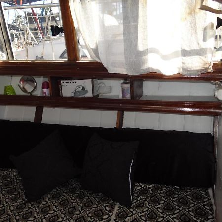 Precioso Barco En Barcelona Hotell Badalona Exteriör bild