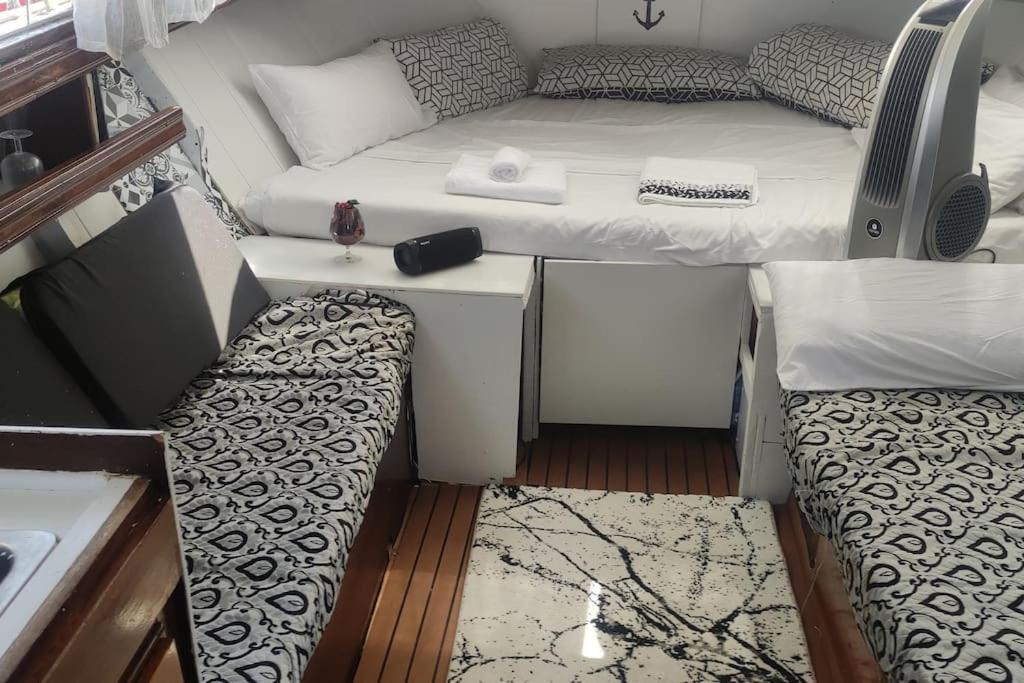 Precioso Barco En Barcelona Hotell Badalona Exteriör bild