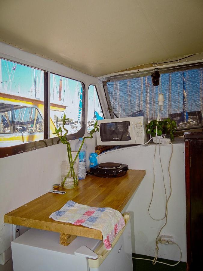 Precioso Barco En Barcelona Hotell Badalona Exteriör bild