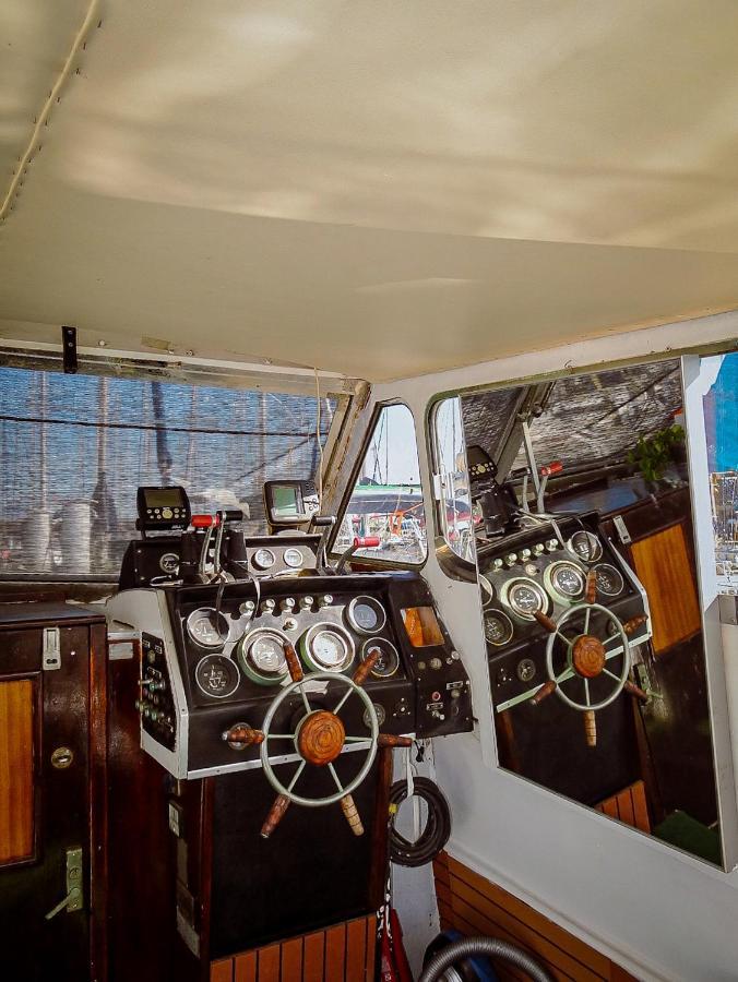 Precioso Barco En Barcelona Hotell Badalona Exteriör bild