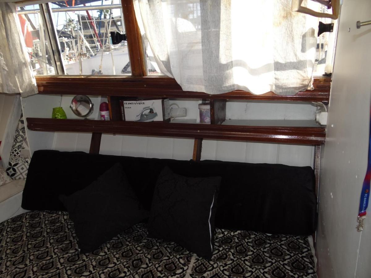 Precioso Barco En Barcelona Hotell Badalona Exteriör bild