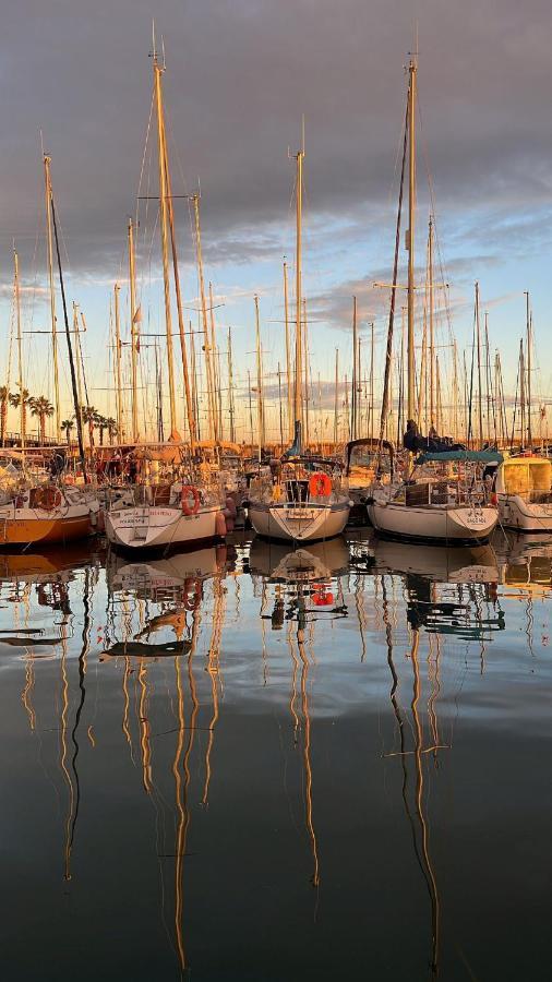 Precioso Barco En Barcelona Hotell Badalona Exteriör bild