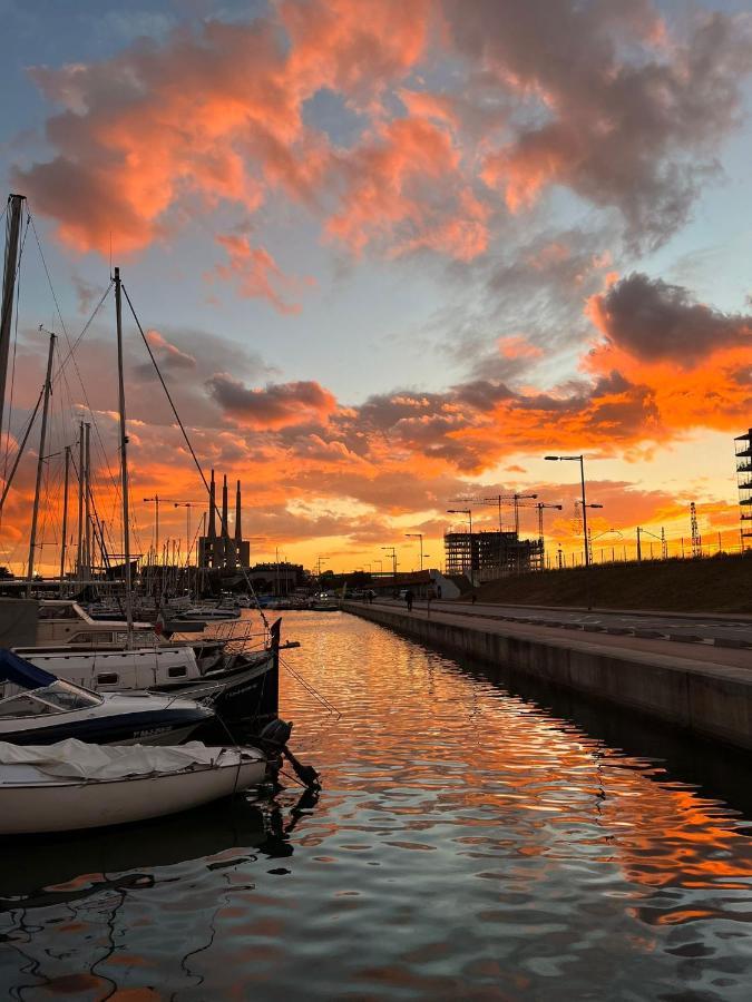 Precioso Barco En Barcelona Hotell Badalona Exteriör bild